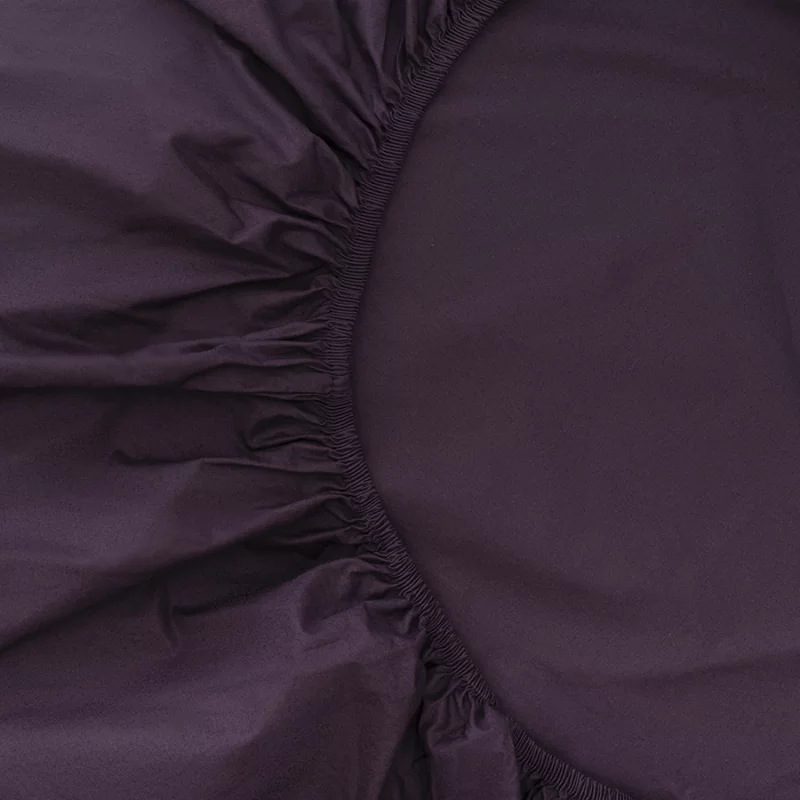Простыня на резинке из перкаля Essential 160X200X30 CM сливового цвета Tkano — изображение 3
