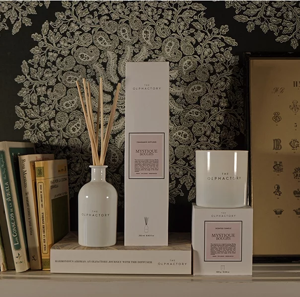 Свеча ароматическая The Olphactory White Insignia Mystique boughs 60 часов горения Ambientair — изображение 2