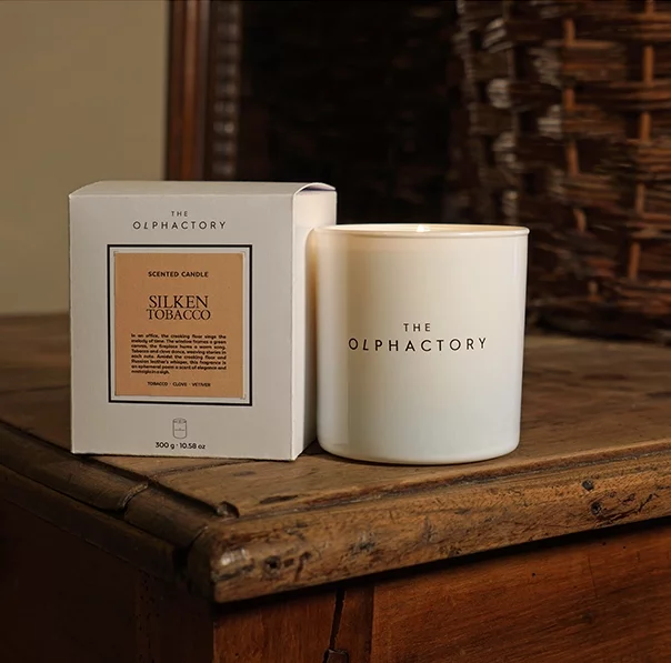 Свеча ароматическая The Olphactory White insignia Silken tobacco 60 часов горения Ambientair — изображение 2