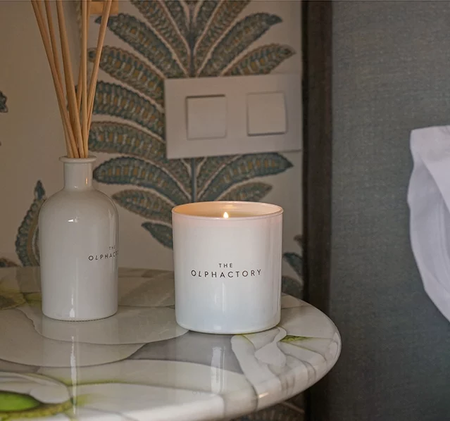 Свеча ароматическая The Olphactory White insignia Acqua bergamota 60 часов горения Ambientair — изображение 2