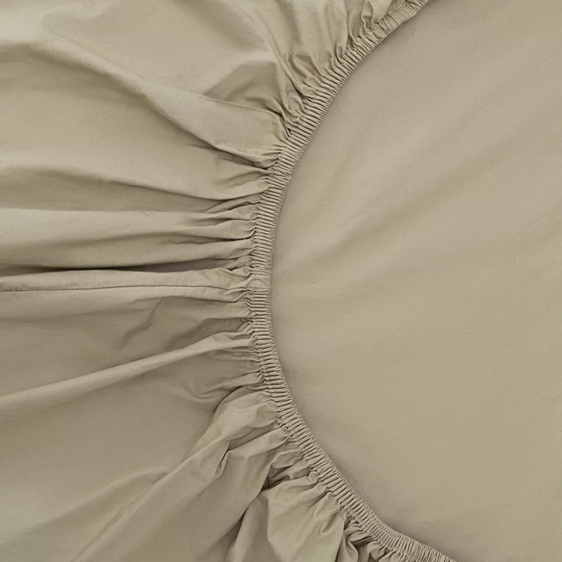 Простыня на резинке из перкаля Essential 200X200X30 CM бежево-серого цвета Tkano — изображение 3